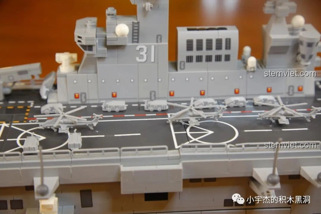 Các trực thăng được sắp xếp trên boong tàu của mô hình SEMBO 202002 Tàu đổ bộ Hải Nam.