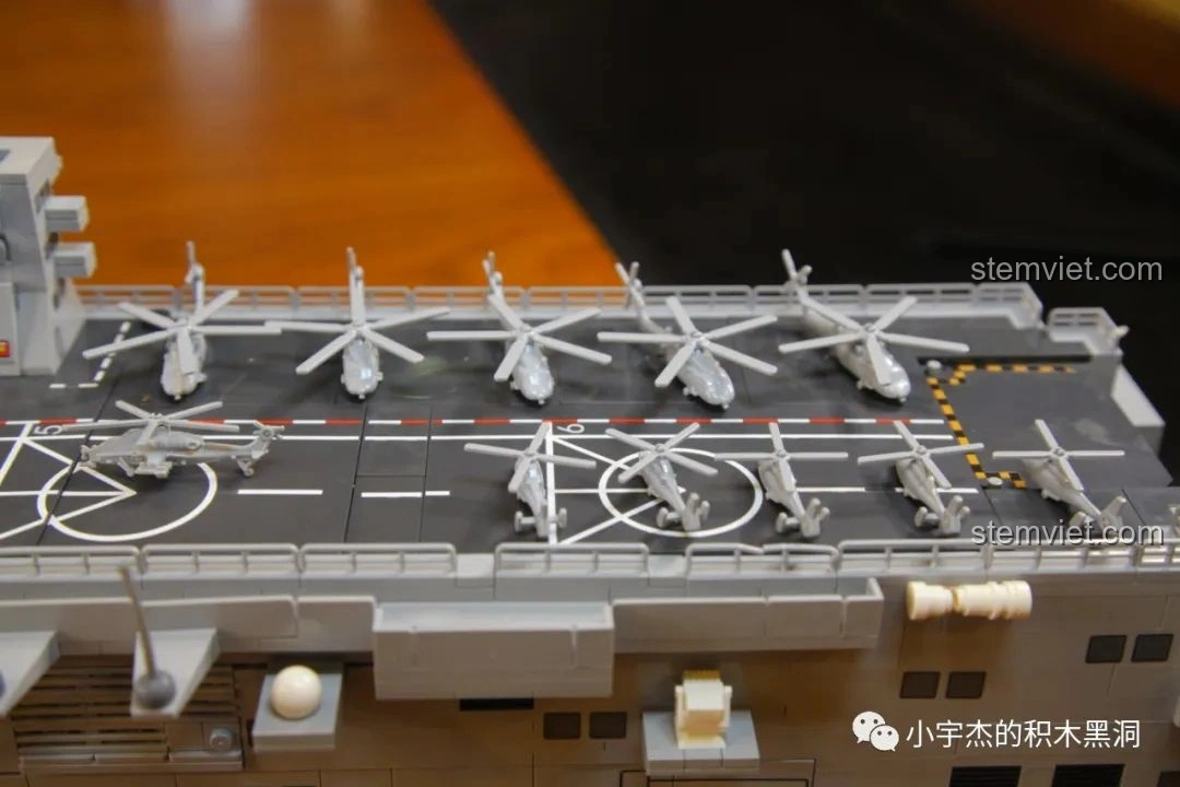 Mô hình hoàn chỉnh của bộ lắp ráp SEMBO 202002 Tàu Tấn Công Đổ Bộ Type 075 nhìn từ góc nghiêng.