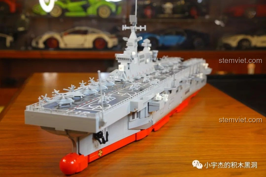 Góc nhìn từ trên cao của mô hình SEMBO 202002 Tàu sân bay trực thăng Type 075.