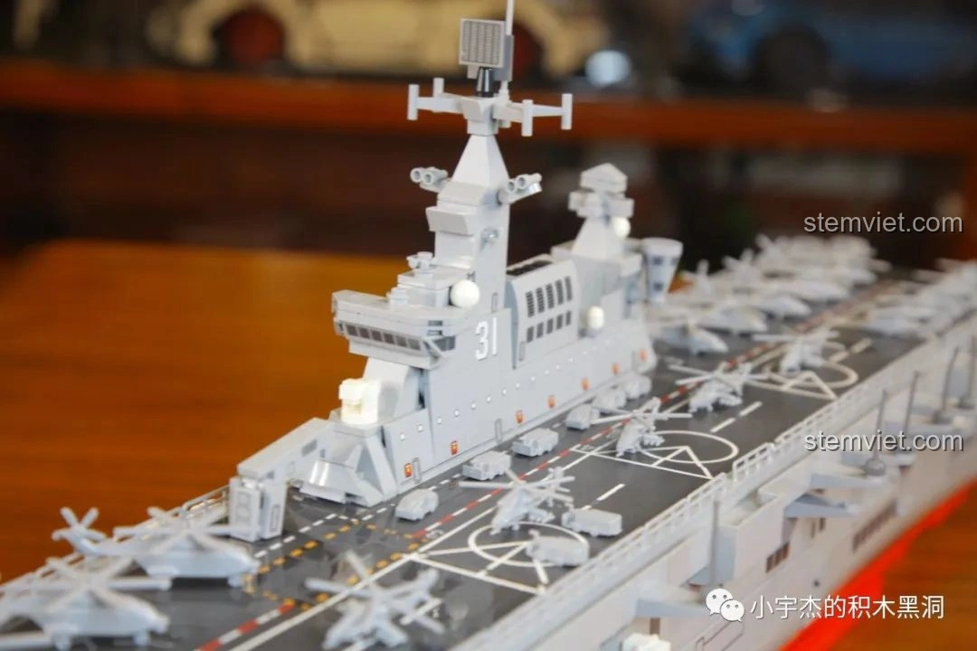 Chi tiết phần mũi tàu của mô hình SEMBO 202002 Tàu đổ bộ Hải Nam với số hiệu 31.