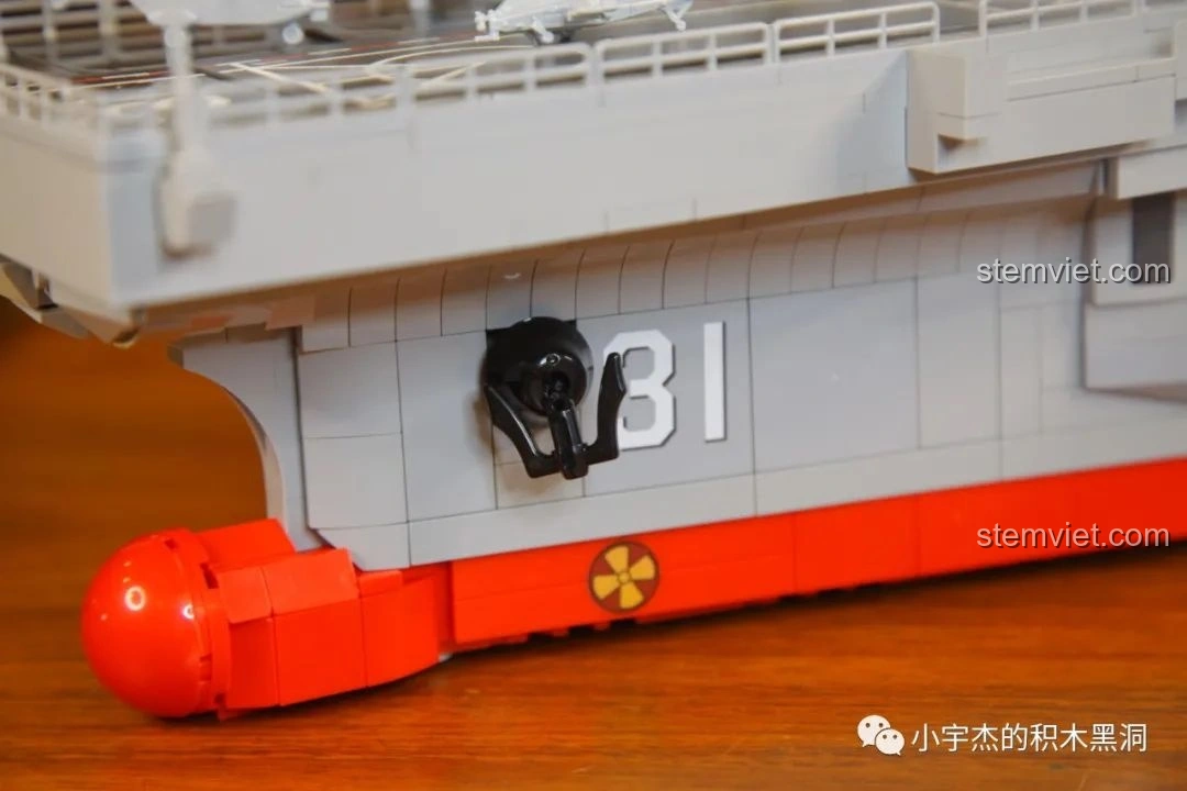 Mô hình hoàn chỉnh của bộ lắp ráp SEMBO 202002 Tàu Tấn Công Đổ Bộ Type 075 nhìn từ góc khác.