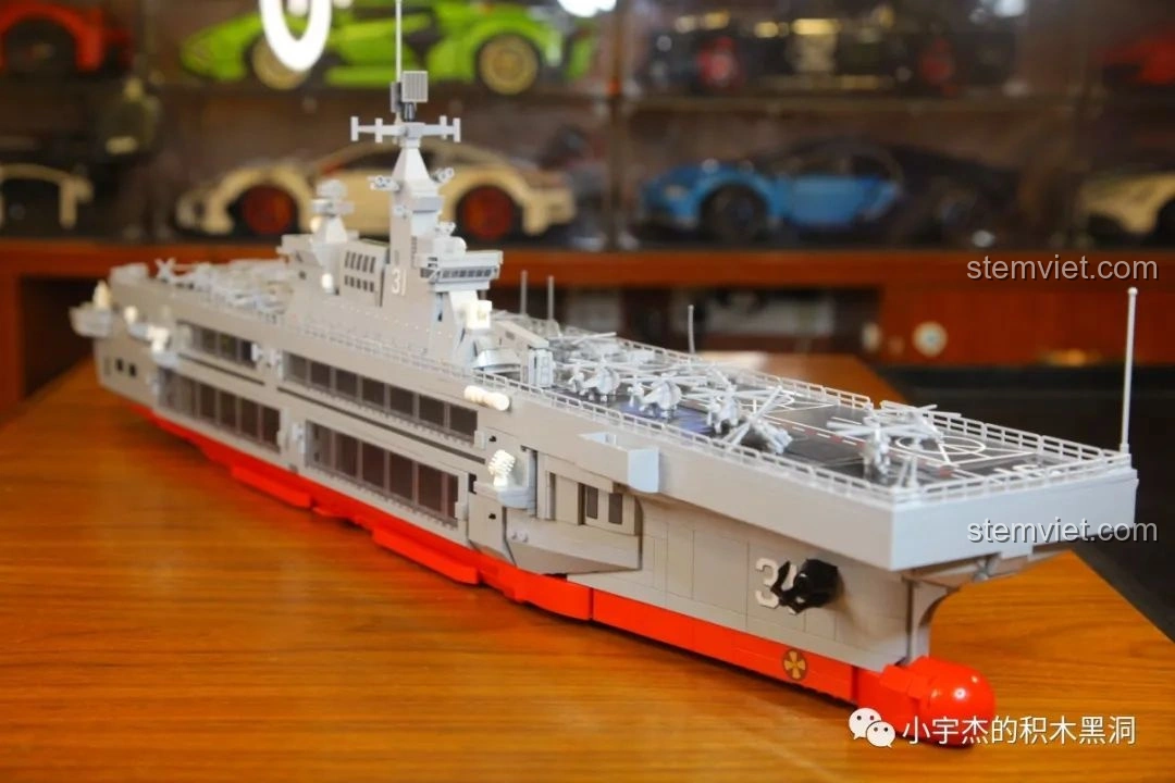 Mô hình hoàn chỉnh của bộ lắp ráp SEMBO 202002 Tàu sân bay trực thăng Type 075 nhìn từ bên hông.