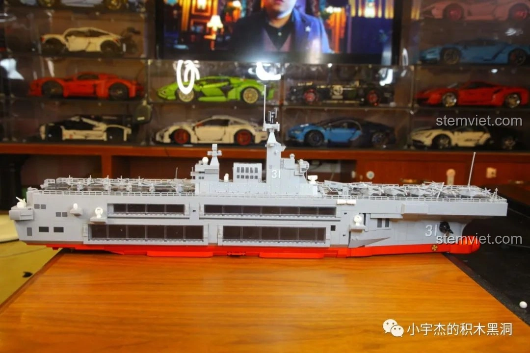 Phần đuôi tàu của mô hình SEMBO 202002 Mô hình tàu chiến Type 075 với khoang đổ bộ mở ra.