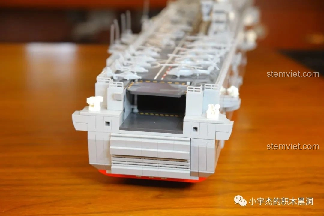 Khoang đổ bộ của mô hình SEMBO 202002 Tàu đổ bộ Hải Nam mở hoàn toàn, với thang dốc hạ xuống.