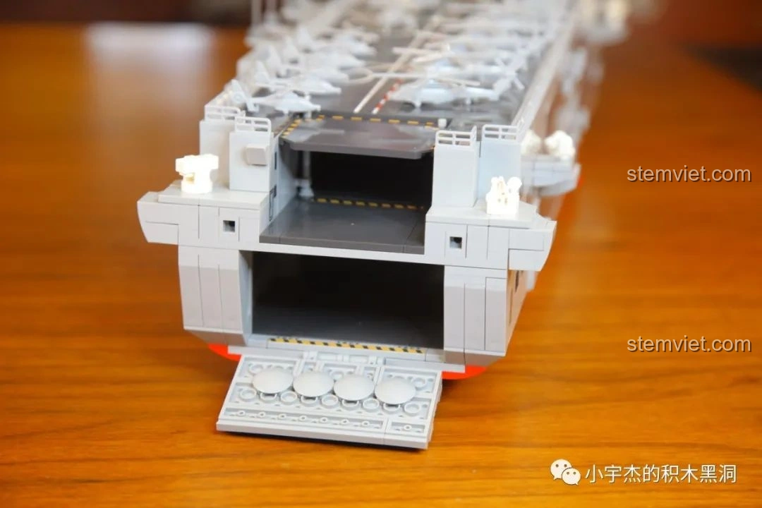 Tàu đổ bộ đệm khí tiến ra từ khoang của mô hình SEMBO 202002 Tàu Tấn Công Đổ Bộ Type 075.