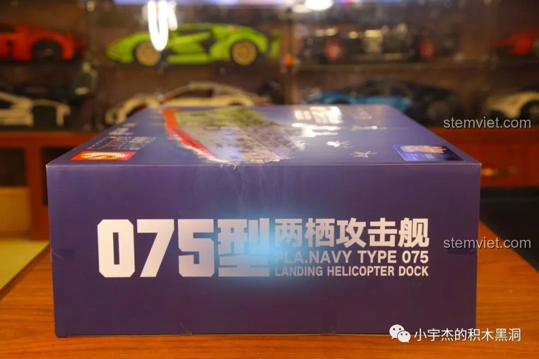 Góc nhìn cạnh hộp bộ lắp ráp SEMBO 202002 Mô hình tàu chiến Type 075, thể hiện độ dày.