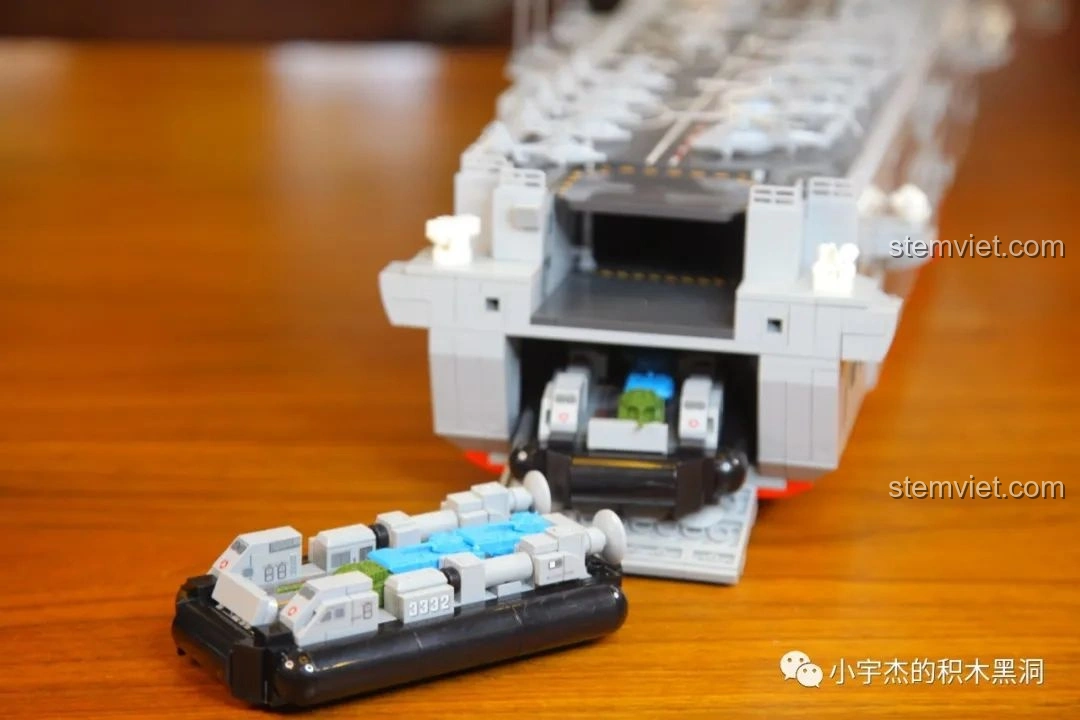 Toàn bộ mô hình hoàn chỉnh của bộ lắp ráp SEMBO 202002 Tàu sân bay trực thăng Type 075 cùng các minifigures và phương tiện.