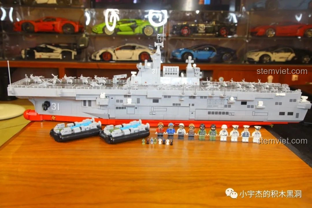 Mô hình SEMBO 202002 Mô hình tàu chiến Type 075 trên giá đỡ, cùng dàn minifigures và tàu đổ bộ.