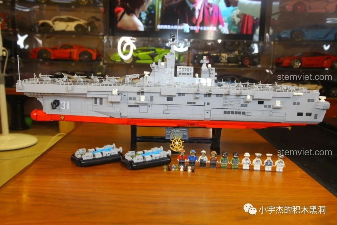 Góc nhìn cận cảnh mô hình SEMBO 202002 Tàu đổ bộ Hải Nam trên giá đỡ, với các nhân vật.