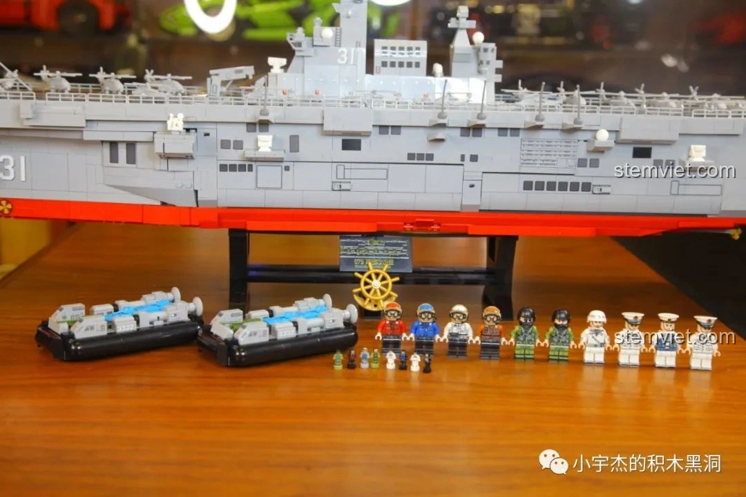 So sánh kích thước mô hình SEMBO 202002 Tàu Tấn Công Đổ Bộ Type 075 với tàu sân bay Sơn Đông.