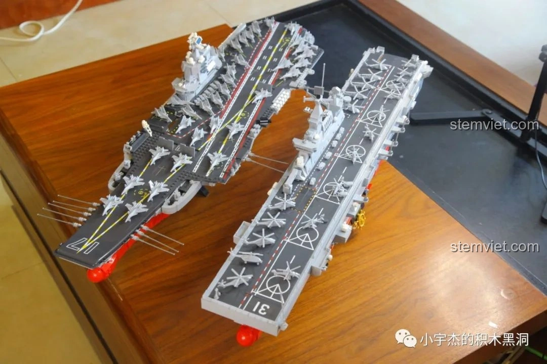 Hai mô hình tàu chiến SEMBO 202002 Tàu sân bay trực thăng Type 075 và tàu sân bay Sơn Đông đặt cạnh nhau.