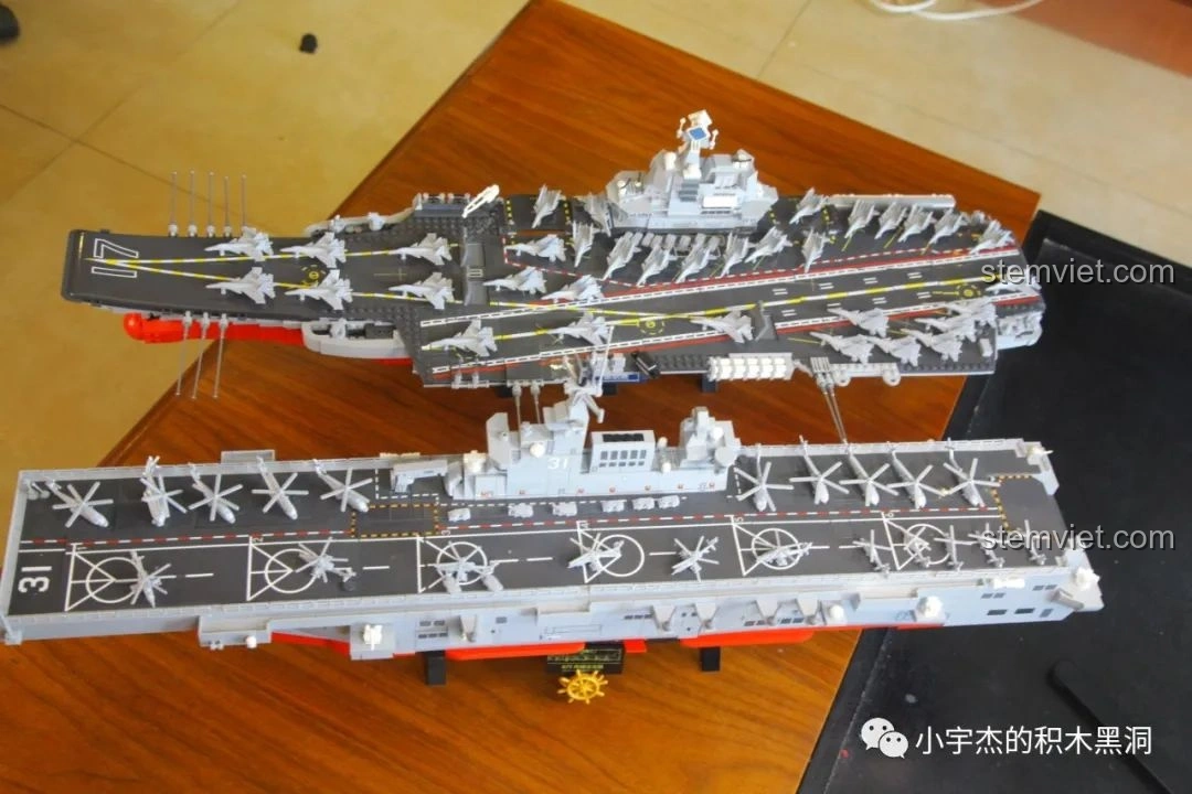 Góc nhìn nghiêng của hai mô hình SEMBO 202002 Mô hình tàu chiến Type 075 và tàu sân bay Sơn Đông.