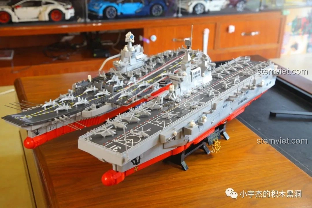 Góc nhìn từ trên cao của hai mô hình SEMBO 202002 Tàu đổ bộ Hải Nam và tàu sân bay Sơn Đông.