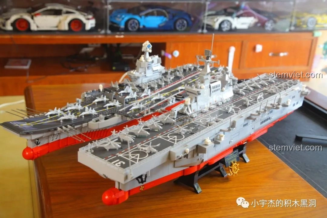 Hai mô hình SEMBO 202002 Tàu Tấn Công Đổ Bộ Type 075 và tàu sân bay Sơn Đông đặt cạnh nhau.