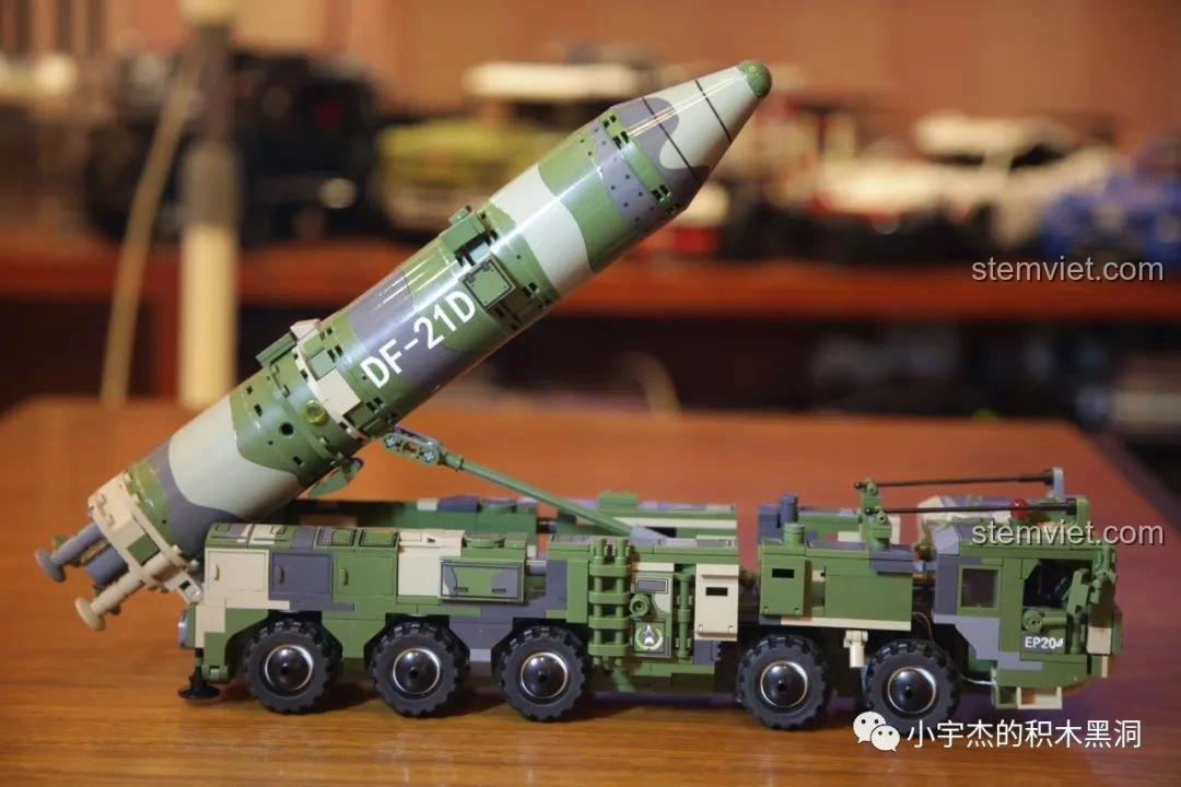 Mô hình máy bay chiến đấu J-16 của SEMBO, một sản phẩm đồ chơi quân sự khác.