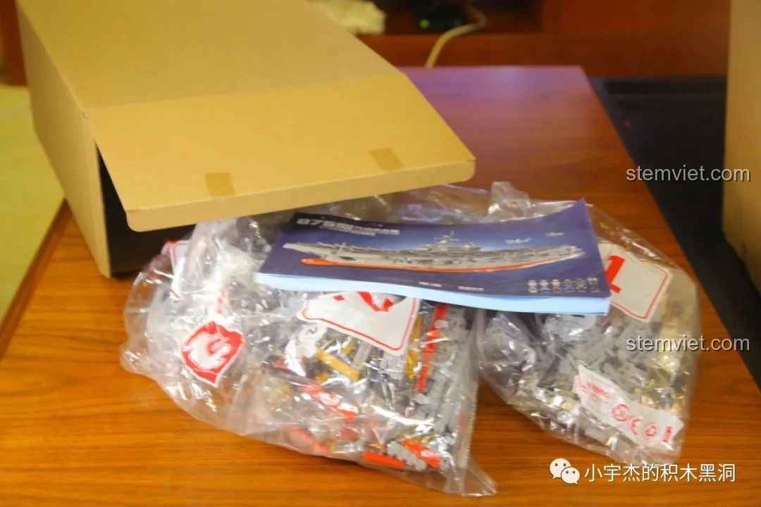 Các túi mảnh ghép và sách hướng dẫn của bộ lắp ráp SEMBO 202002 Tàu Tấn Công Đổ Bộ Type 075.