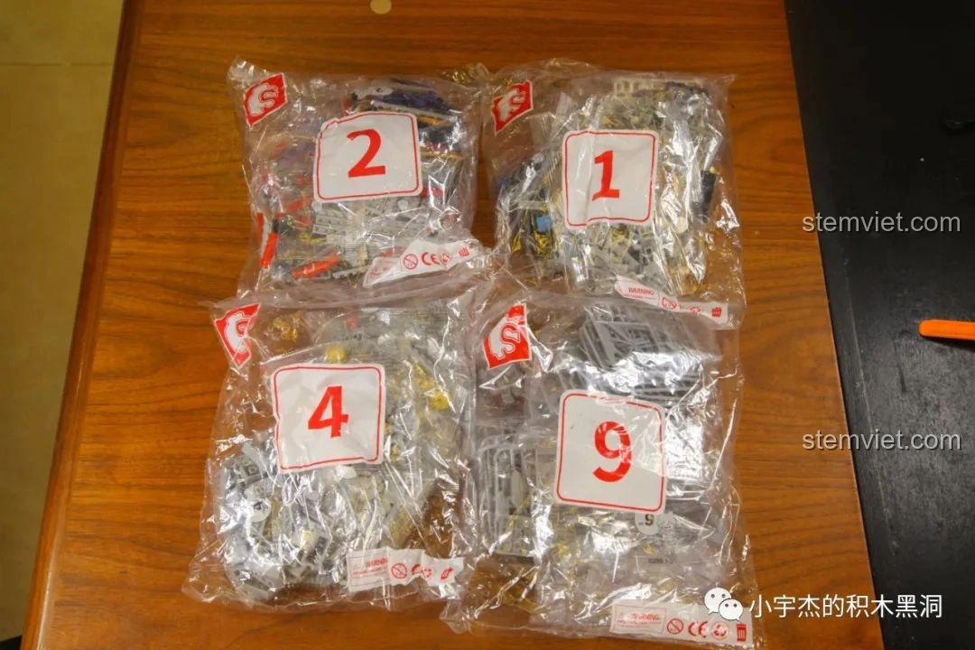 Các túi mảnh ghép được đánh số 1, 2, 4, 9 của bộ lắp ráp SEMBO 202002 Tàu sân bay trực thăng Type 075.