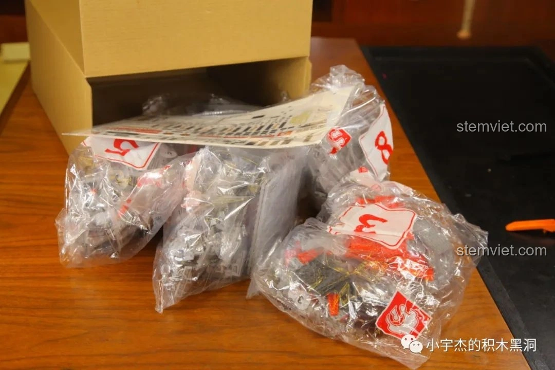 Các túi mảnh ghép được đánh số 3, 5, 6, 7, 8 của bộ lắp ráp SEMBO 202002 Mô hình tàu chiến Type 075.