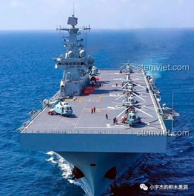 Tàu tấn công đổ bộ Type 075 Hải Nam thực tế trên biển, với nhiều trực thăng trên boong.