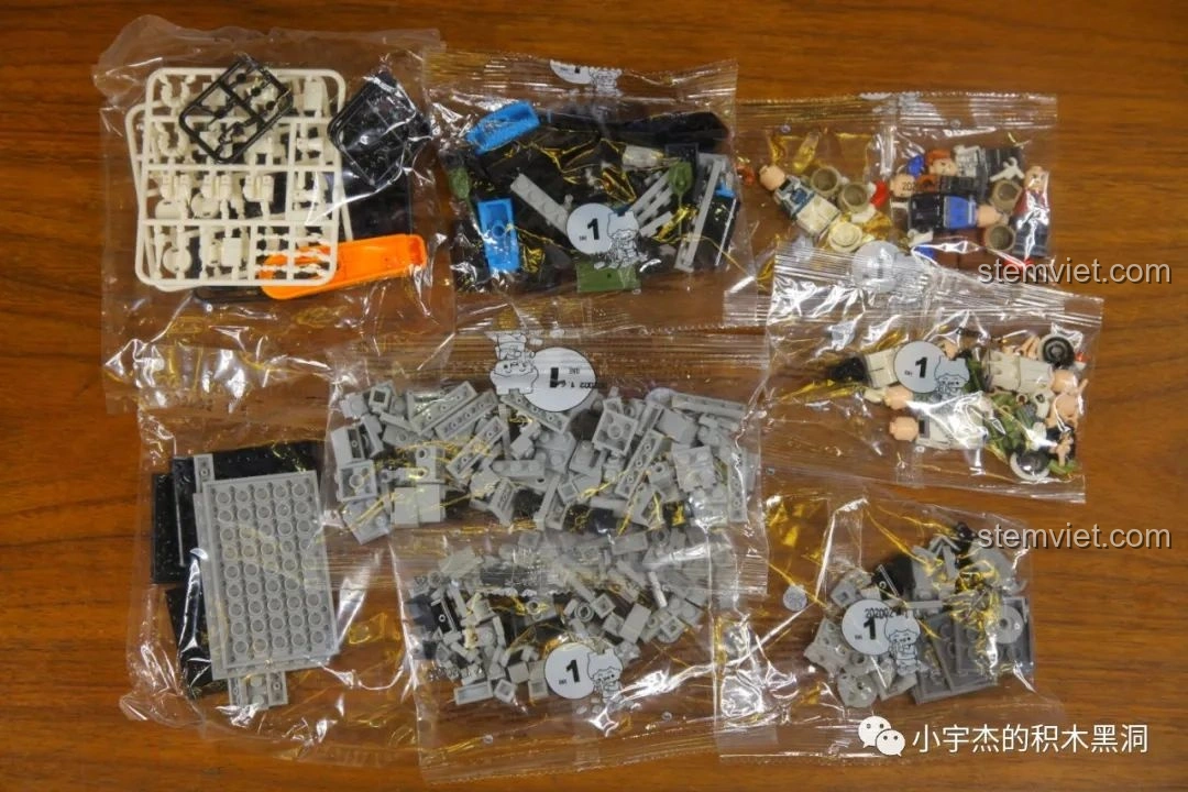 Các mảnh ghép của túi số 1 trong bộ lắp ráp SEMBO 202002 Tàu Tấn Công Đổ Bộ Type 075, bao gồm minifigures.