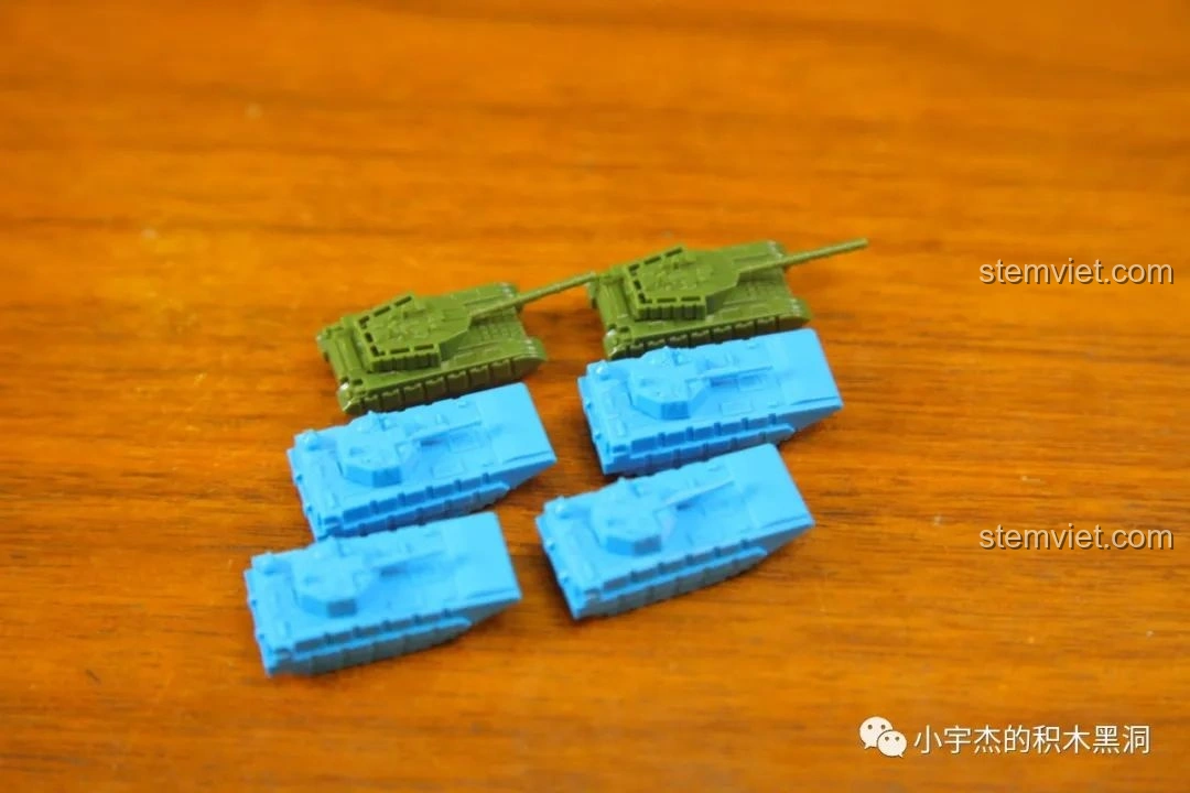 Các phương tiện quân sự mini sau khi lắp ráp từ bộ SEMBO 202002 Mô hình tàu chiến Type 075.