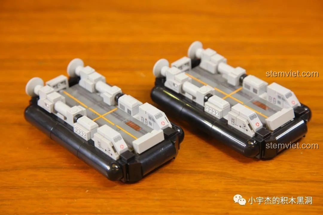 Hai chiếc tàu đổ bộ đệm khí được lắp ráp từ bộ SEMBO 202002 Tàu đổ bộ Hải Nam.