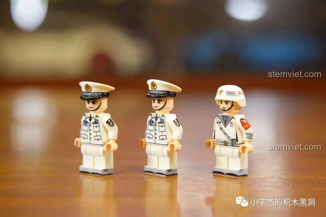 Góc nhìn nghiêng của ba minifigures Thuyền trưởng, Chính ủy và Thủy thủ hải quân từ bộ SEMBO 202002.