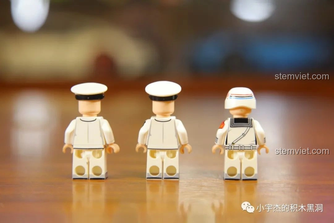 Mặt sau của ba minifigures Thuyền trưởng, Chính ủy và Thủy thủ hải quân từ bộ SEMBO 202002.