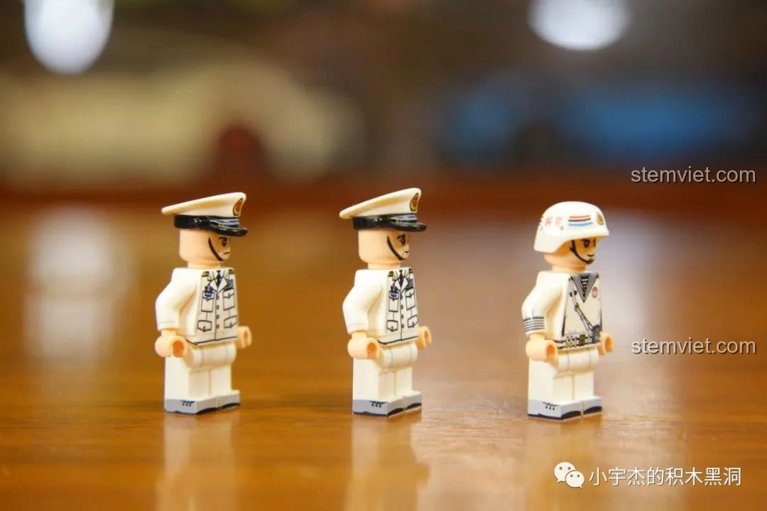Góc nhìn nghiêng khác của ba minifigures Thuyền trưởng, Chính ủy và Thủy thủ hải quân từ bộ SEMBO 202002.
