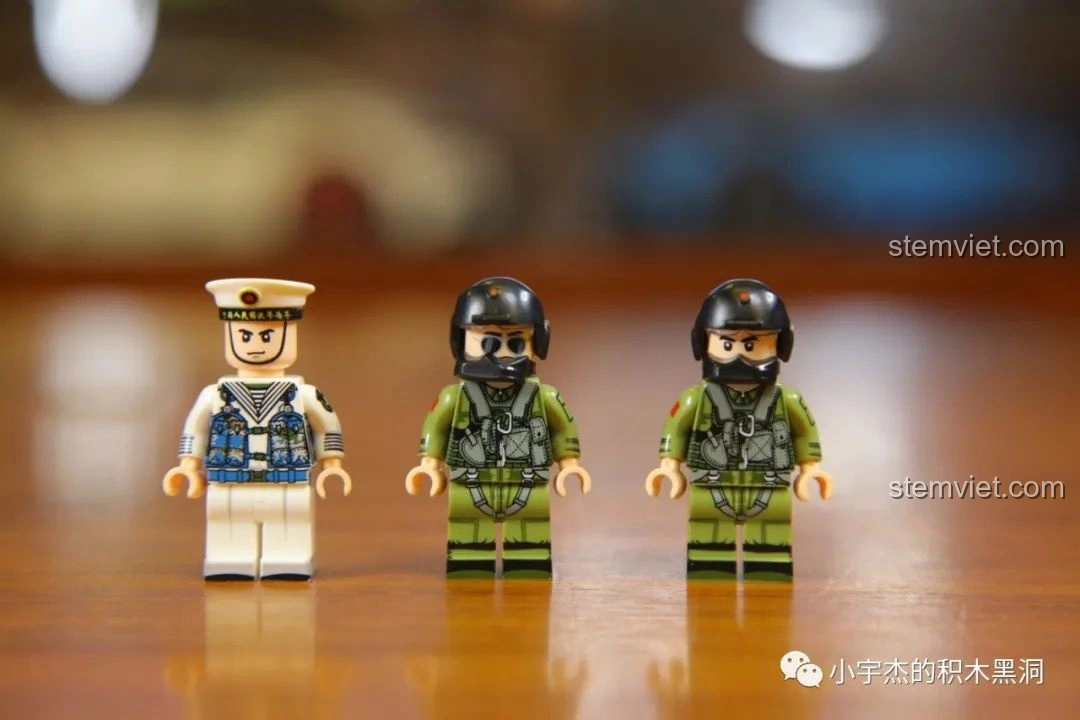 Minifigures phi công trực thăng và thủy thủ từ bộ lắp ráp SEMBO 202002 Mô hình tàu chiến Type 075.