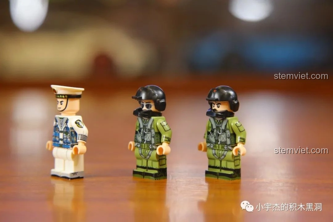 Góc nhìn nghiêng của các minifigures phi công và thủy thủ từ bộ SEMBO 202002 Tàu đổ bộ Hải Nam.