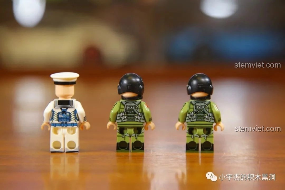 Mặt sau của các minifigures phi công và thủy thủ từ bộ SEMBO 202002 Tàu Tấn Công Đổ Bộ Type 075.