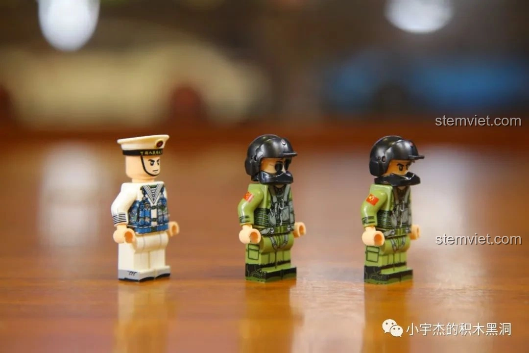 Góc nhìn nghiêng khác của các minifigures phi công và thủy thủ từ bộ SEMBO 202002 Tàu sân bay trực thăng Type 075.