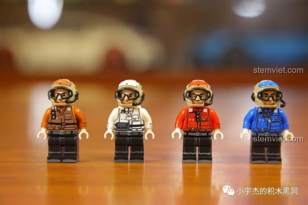 Các minifigures nhân viên mặt đất từ bộ lắp ráp SEMBO 202002 Mô hình tàu chiến Type 075.