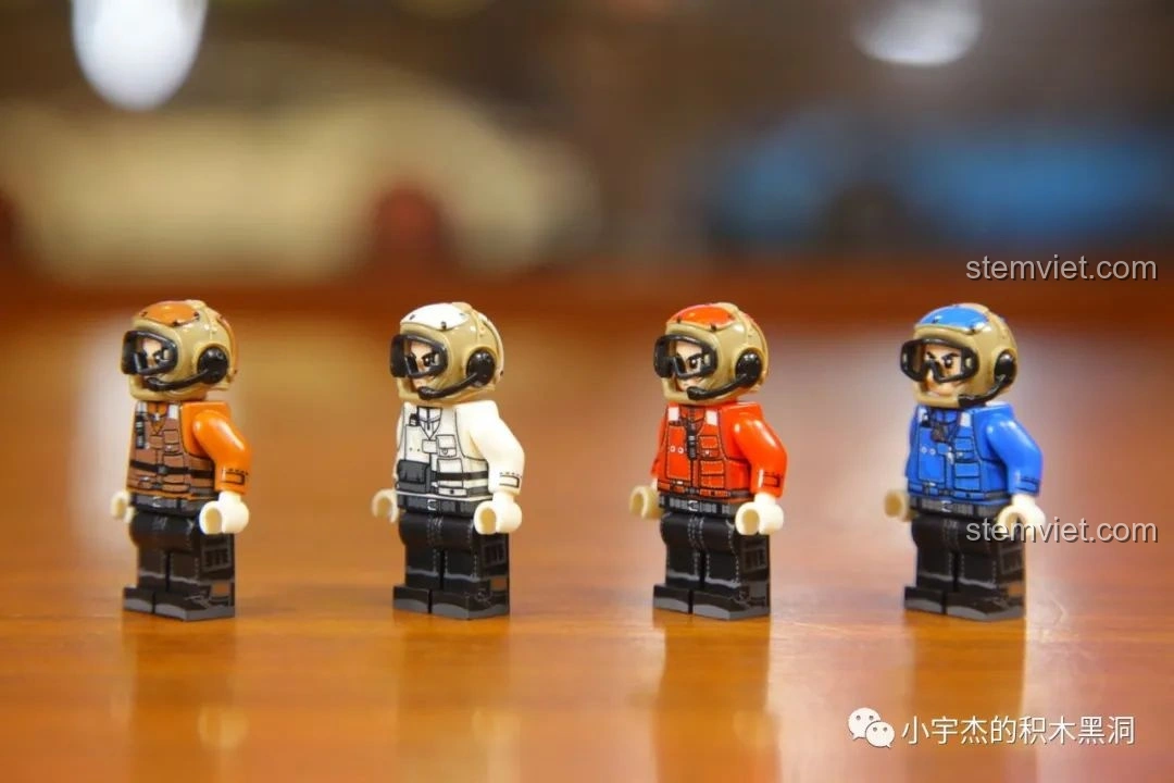 Góc nhìn nghiêng của các minifigures nhân viên mặt đất từ bộ SEMBO 202002 Tàu đổ bộ Hải Nam.