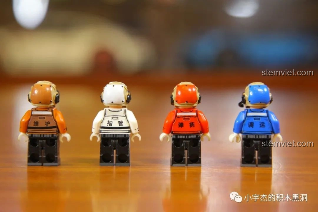 Mặt sau của các minifigures nhân viên mặt đất từ bộ SEMBO 202002 Tàu Tấn Công Đổ Bộ Type 075.