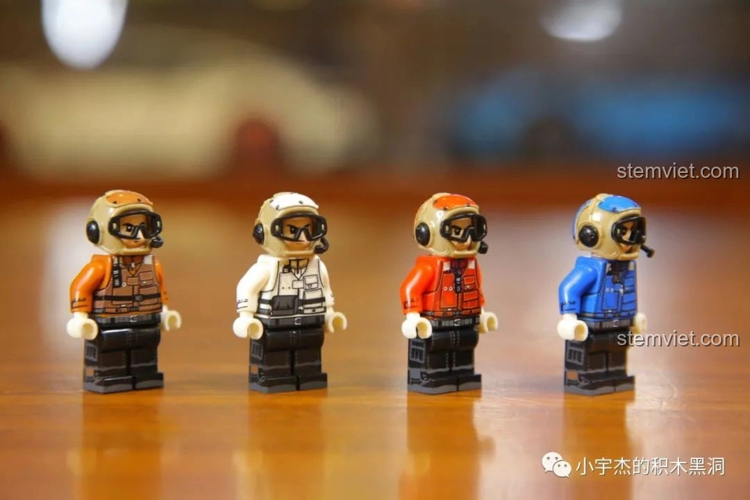 Góc nhìn nghiêng khác của các minifigures nhân viên mặt đất từ bộ SEMBO 202002 Tàu sân bay trực thăng Type 075.