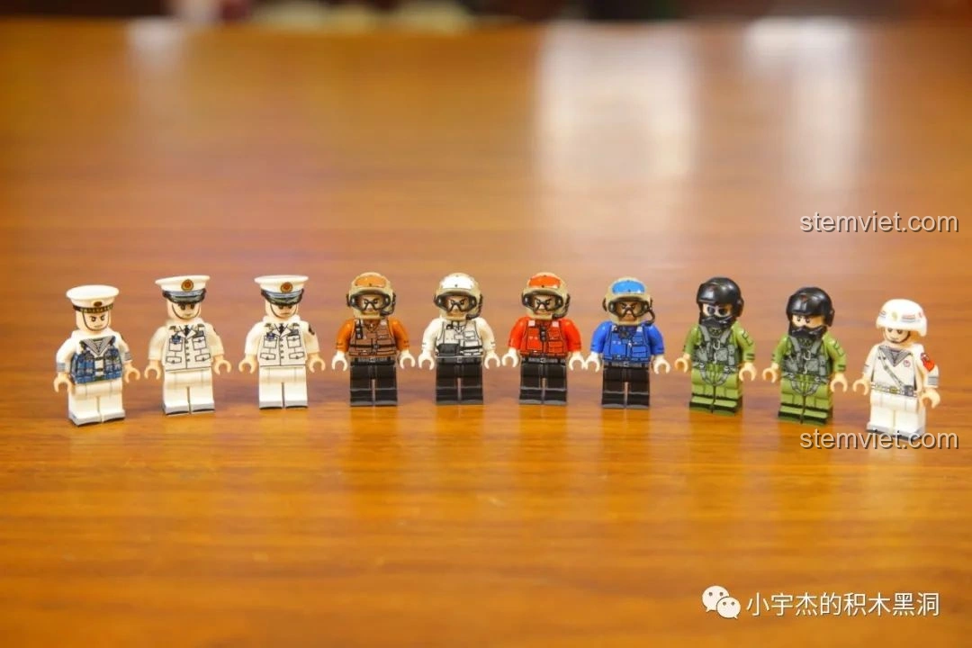 Toàn bộ 10 minifigures kích thước tiêu chuẩn đi kèm bộ lắp ráp SEMBO 202002 Mô hình tàu chiến Type 075.