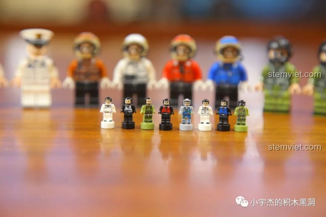 Các minifigures mini đi kèm bộ lắp ráp SEMBO 202002 Tàu đổ bộ Hải Nam.