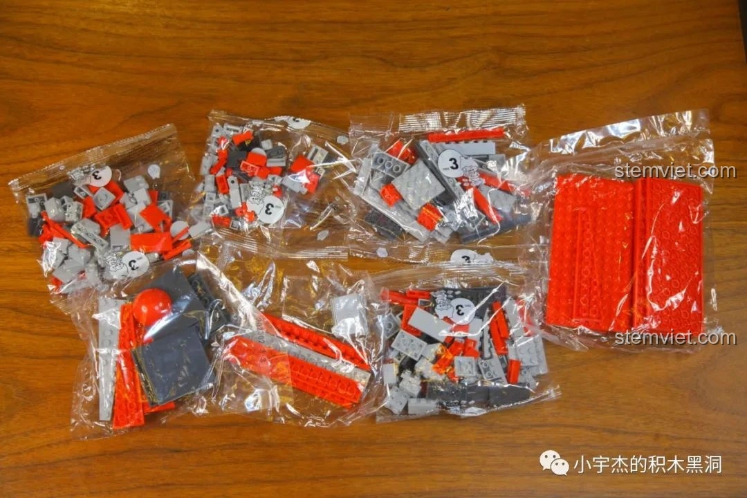 Các túi mảnh ghép của bước 3 trong bộ lắp ráp SEMBO 202002 Tàu sân bay trực thăng Type 075.
