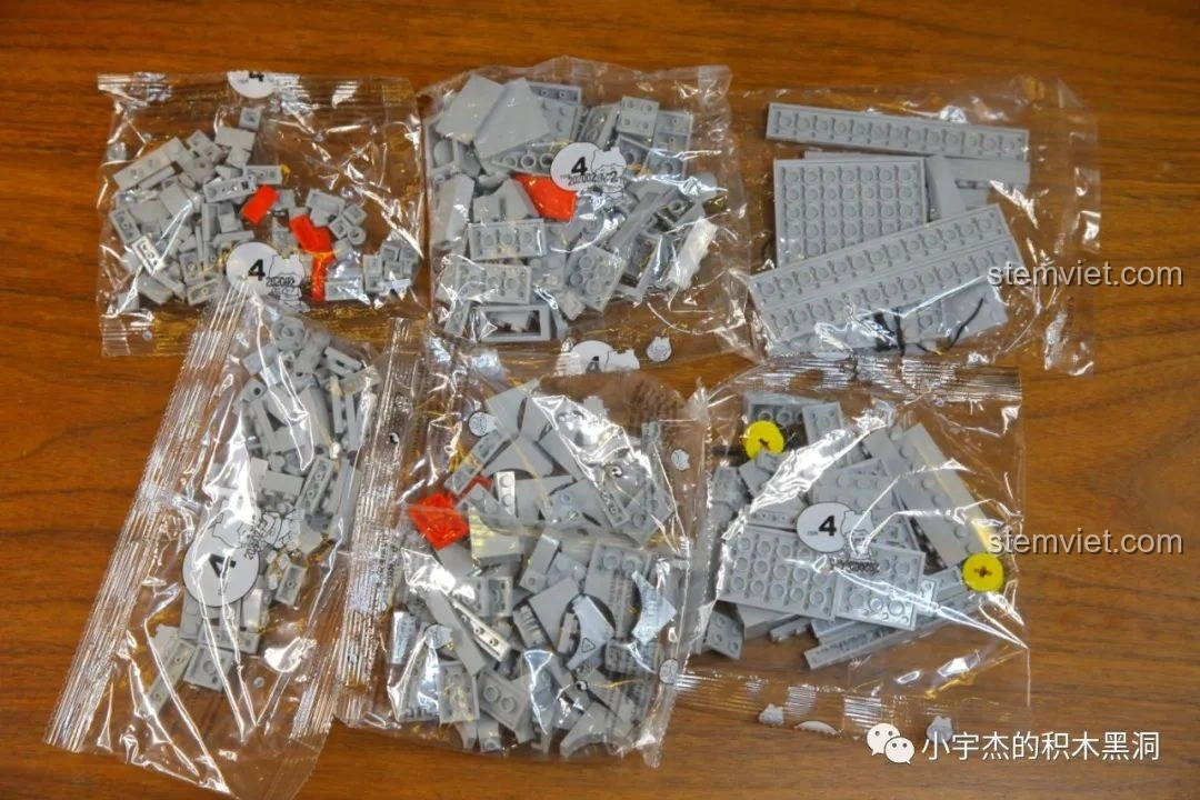 Các túi mảnh ghép của bước 4 trong bộ lắp ráp SEMBO 202002 Tàu đổ bộ Hải Nam.