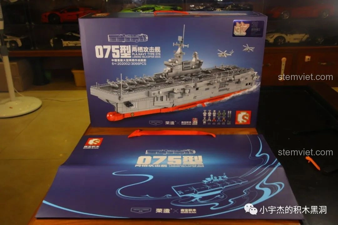 Hộp bộ lắp ráp SEMBO 202002 Tàu sân bay trực thăng Type 075 mở ra, kèm quai xách.