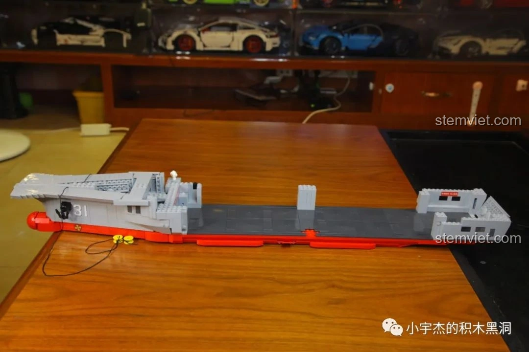 Thân tàu của bộ lắp ráp SEMBO 202002 Tàu Tấn Công Đổ Bộ Type 075 đã dài hơn, thấy hình dáng tổng thể.