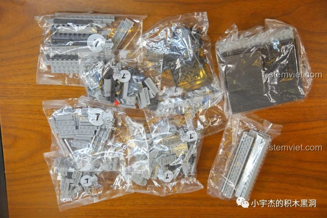 Các túi mảnh ghép của bước 7 trong bộ lắp ráp SEMBO 202002 Tàu sân bay trực thăng Type 075.