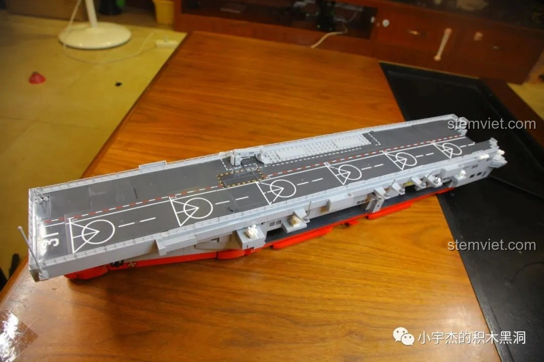 Boong tàu của bộ lắp ráp SEMBO 202002 Tàu đổ bộ Hải Nam đã hoàn thành, với các vạch kẻ.