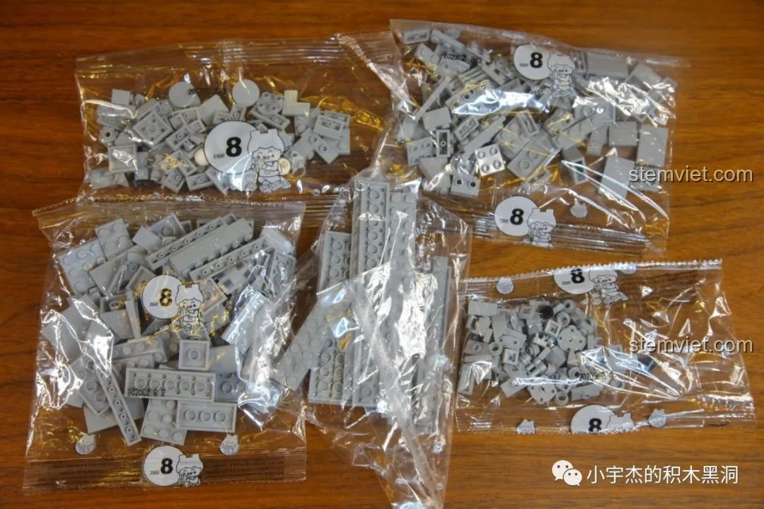 Các túi mảnh ghép của bước 8 trong bộ lắp ráp SEMBO 202002 Tàu Tấn Công Đổ Bộ Type 075.