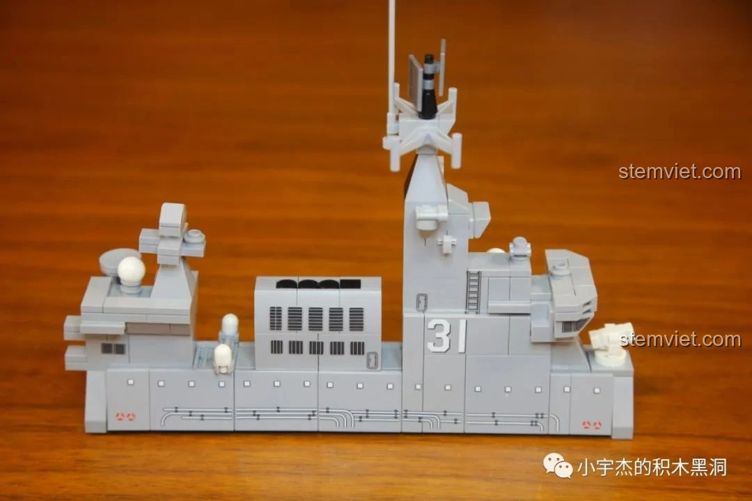 Góc nhìn nghiêng của đảo tàu từ bộ lắp ráp SEMBO 202002 Tàu Tấn Công Đổ Bộ Type 075.