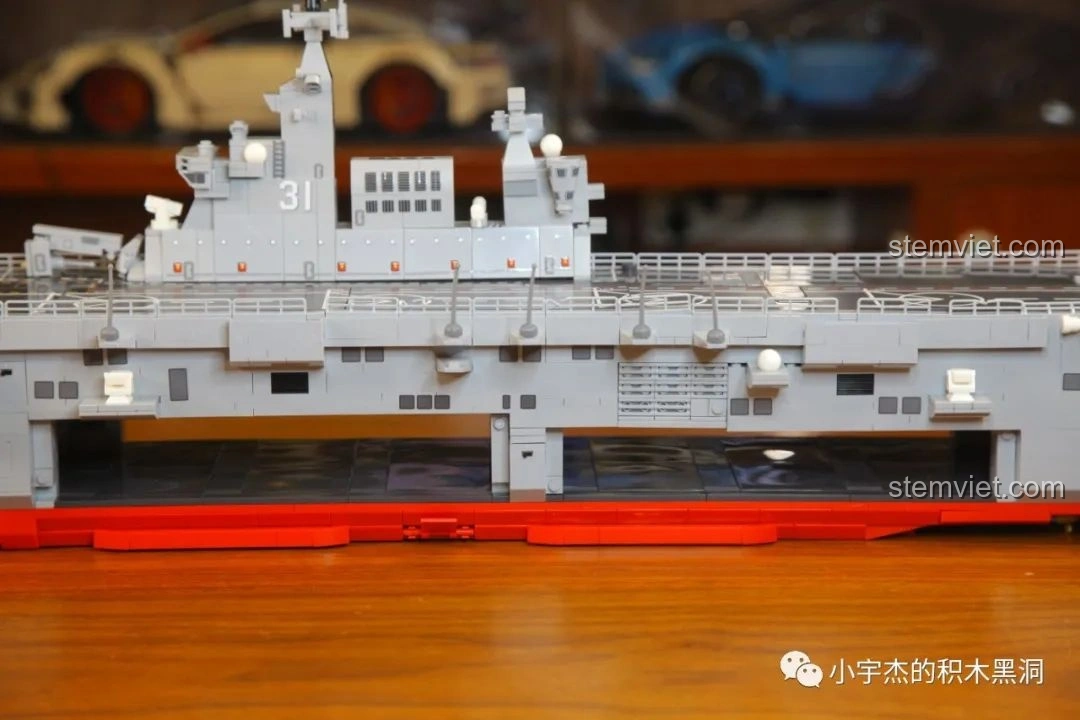 Góc nhìn cận cảnh khoang chứa bên trong tàu của bộ lắp ráp SEMBO 202002 Tàu đổ bộ Hải Nam.