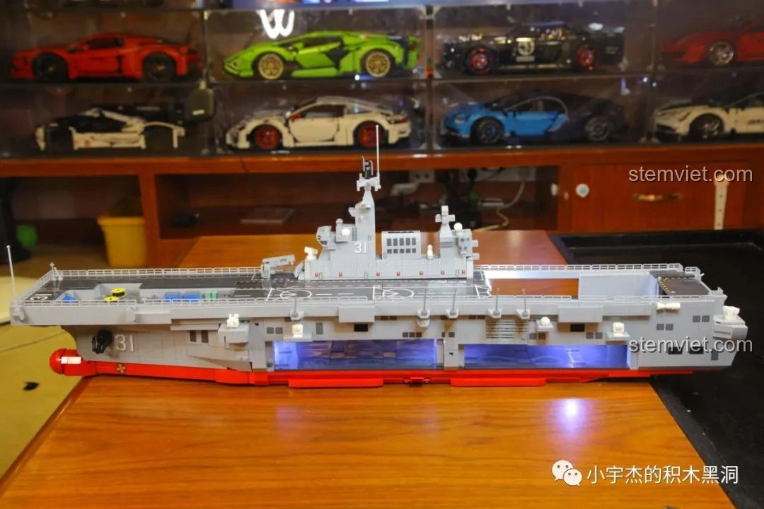 Mô hình tàu tấn công đổ bộ Type 075 Hải Nam SEMBO 202002 sau khi lắp đèn LED, nội thất sáng bừng.