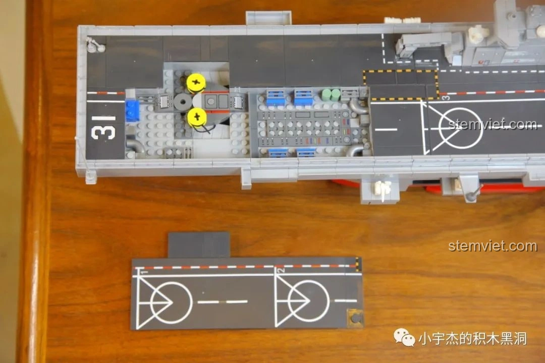 Phần boong tàu ở mũi của mô hình SEMBO 202002 Mô hình tàu chiến Type 075 có thể tháo rời.